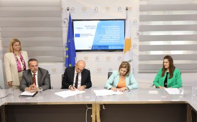  Signature of the contract for the development and implementation of an Integrated Registry Platform Solution for the two sections of the Department photo